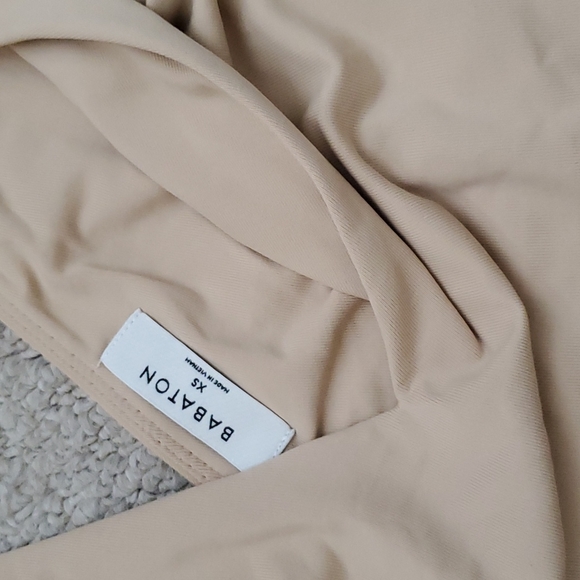 Aritzia Babaton Contour Bodysuit - Beige / Nude - V Neck - SZ XS - NWT - Picture 7 of 10